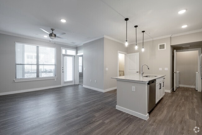 1BR, 1BA - 776SF