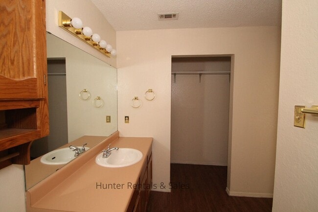 Building Photo - Dreamy Three-Bedroom - 1st month free with 1 year lease