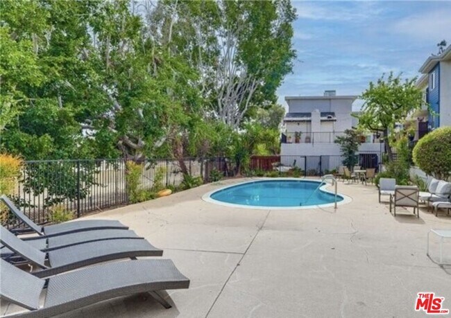 5252 Coldwater Canyon Ave Unit 207