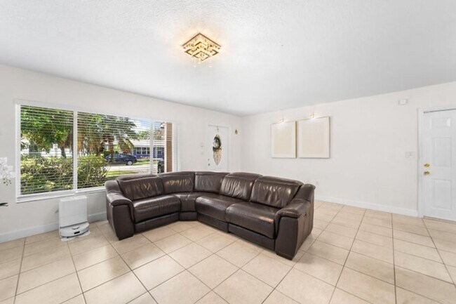 Photo - 795 SE 17th St