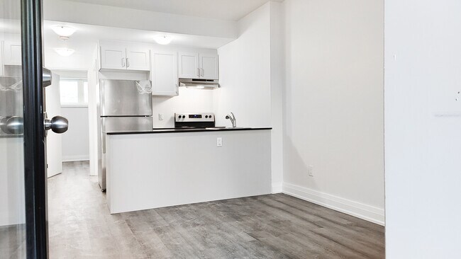 Photo - Walk-Out Townhouse Unit For Rent, One Month Free Unité 101