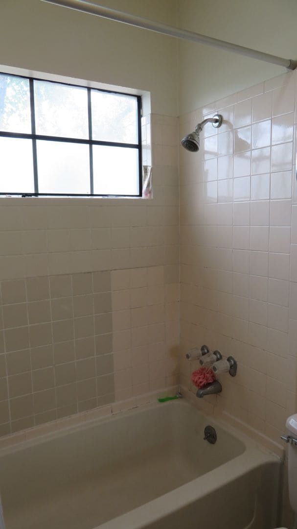 Photo - 2300 Leon St