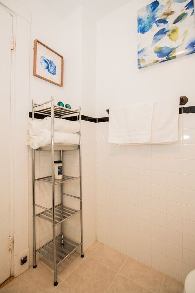 Photo - 1Br/1Bth unit! Hot Water included. Great location!