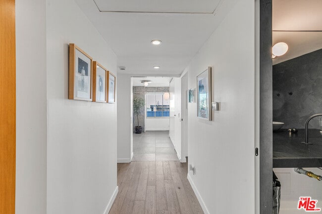 Photo - 7135 Hollywood Blvd Unidad 504