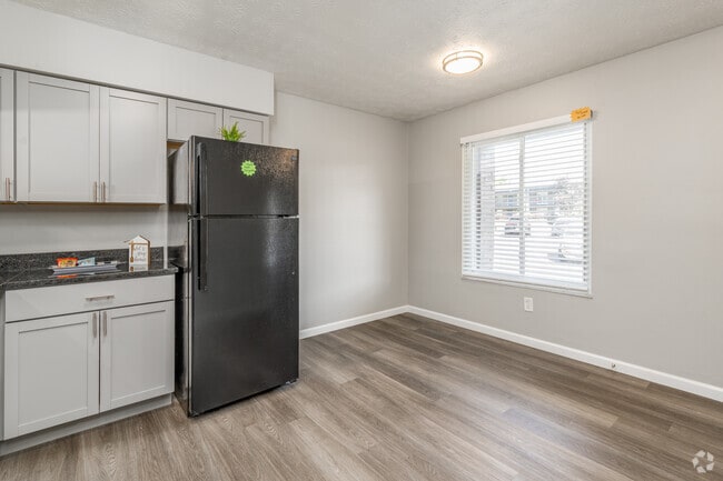 2BR, 1BA - 750SF - Dining Area