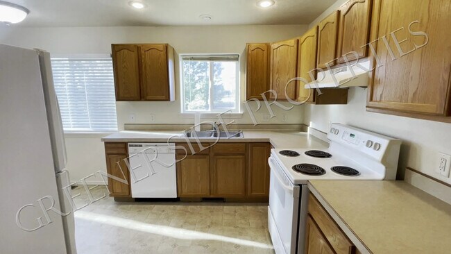 Kitchen - 524 2nd Avenue West