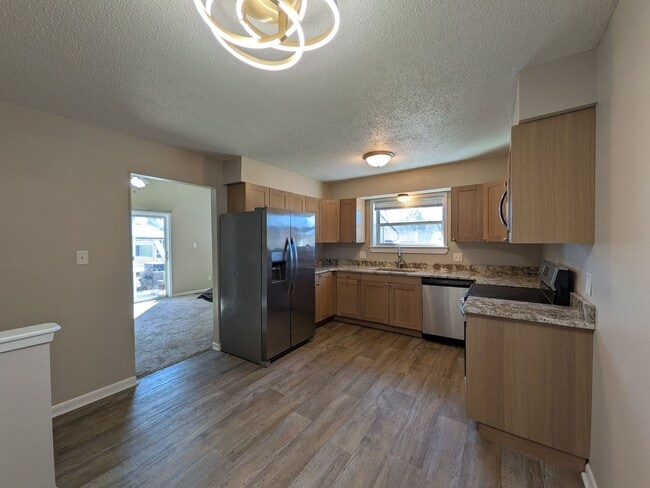 Building Photo - Pet friendly split-level 3 bedroom, 1 bathroom bi-attached home!