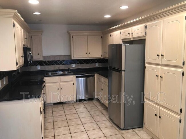 Photo - 785 Kingsgate Rd