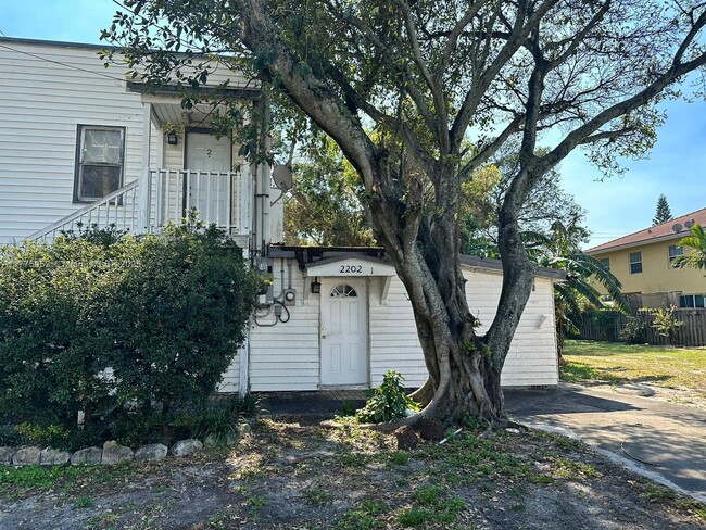 Building Photo - 2202 Van Buren St Rental