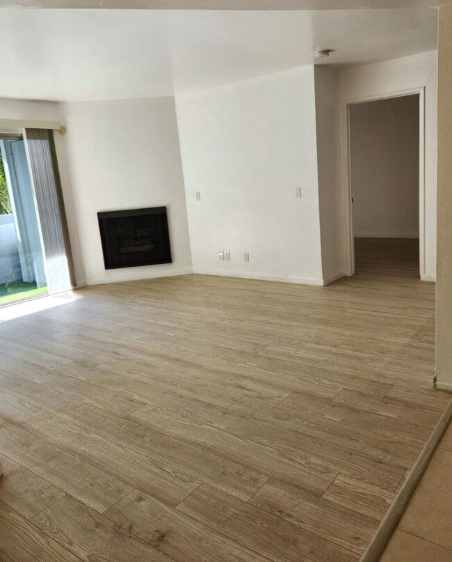 Amplia sala de estar con balcón privado. - 7640 Oso Ave Unidad Oso Ave
