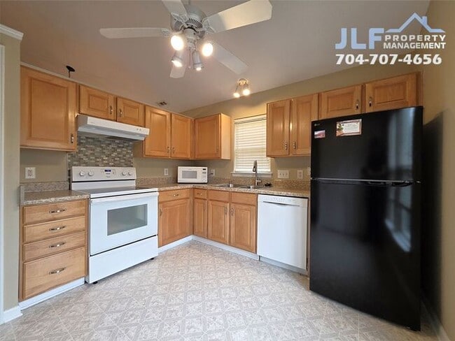 Photo - Beautiful 2 Bed/2 Bath Townhome in Charlot...