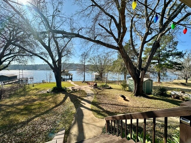 Building Photo - Stunning, fully furnished 3-bedroom, 2-bath lakefront home on Lake Palestine!