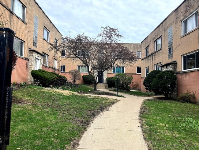 Building Photo - 1706 W Jarvis Ave Unit 1W