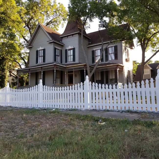 619 Washburn St Unit 1