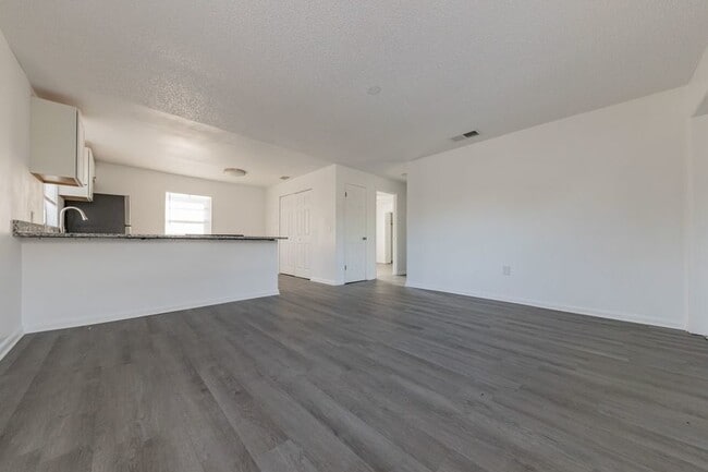 Photo - 151 Avenue C SE