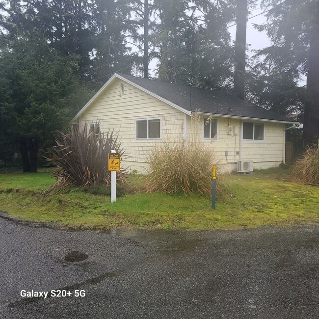 Building Photo - 2bd 1ba Home Washer and Dryer Hook Up