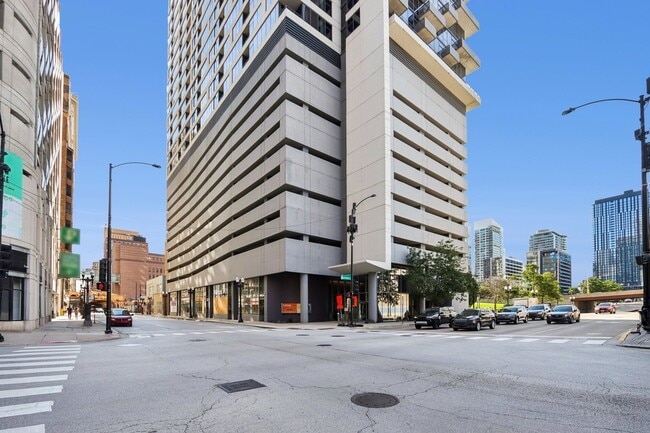 Building Photo - 235 W Van Buren St Rental