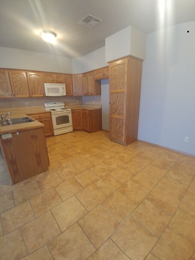 705707 E Watermill Cir Townhome Townhome Rental in Ozark MO