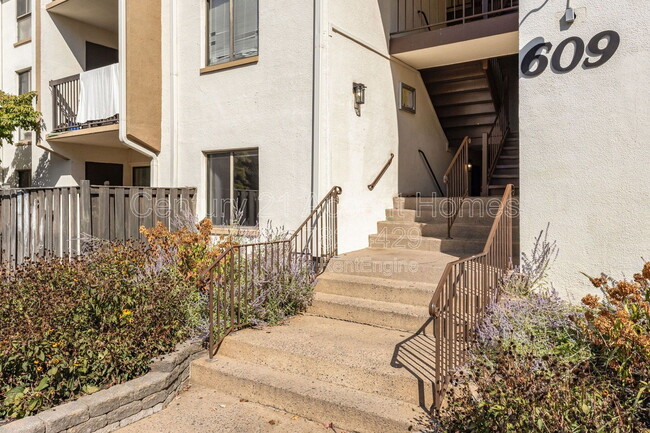 Building Photo - 609 Center St Unit T1 Rental