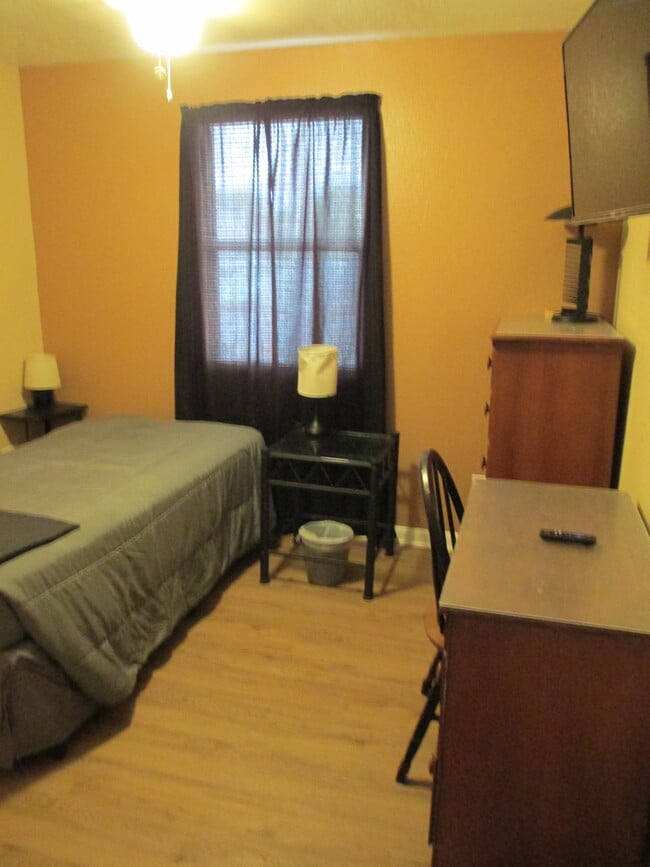 Building Photo - 702 Hughlett Ave