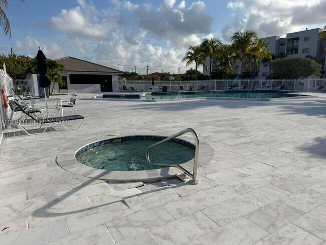 Photo - 8185 NW 7th St Unidad 517