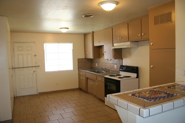 Photo - 700 Knotts St Unit D