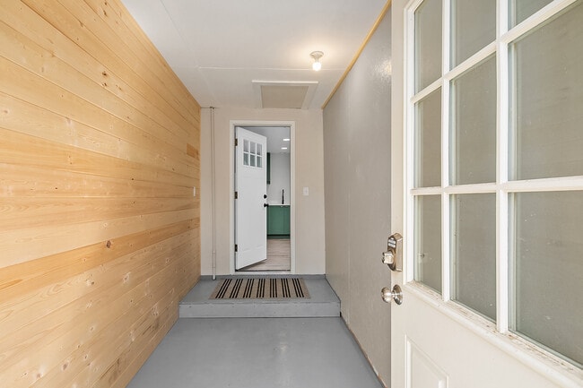 Convenient mudroom - 2008 Parklane Avenue