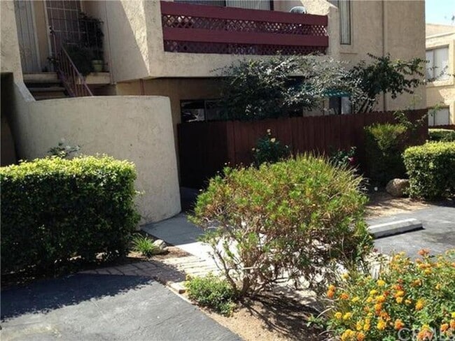 apartamento en la primera planta - 2266 Denair Ave Unidad 414