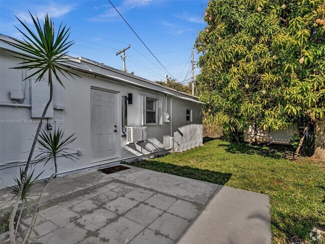 Building Photo - 4941 SW 44th Ave Unit Efficiency Rental