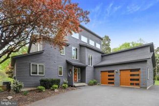 Building Photo - COMMUTERS DREAM! PRIVATE ACREAGE STAFFORD...