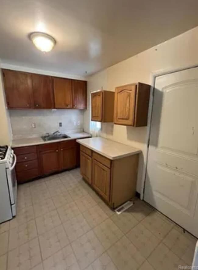 Photo - 6832 Cornell St