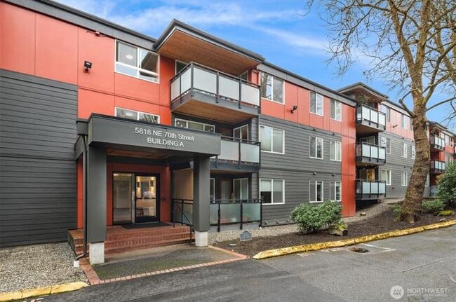Front exterior - 5818 NE 70th St Unit A212
