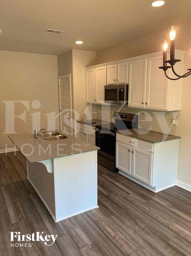 Photo - 305 Avalon Wy