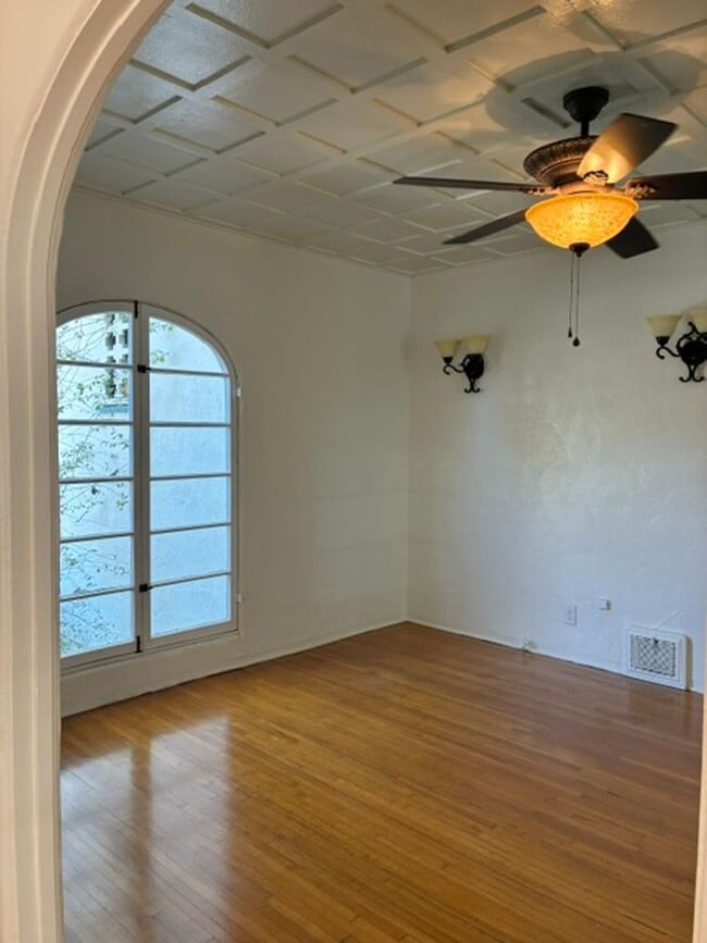 2112 E 1st St Unidad 42