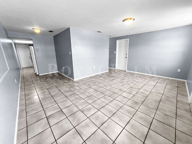 Building Photo - 6617 Warwick Cir
