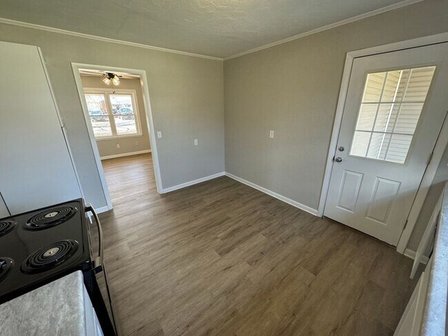 Photo - 2040 A St NE