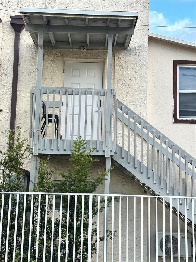 Photo - 2160 SW 17th St Unit 2162