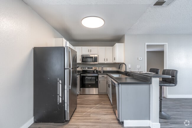 2BR, 2BA - 935SF - Kitchen
