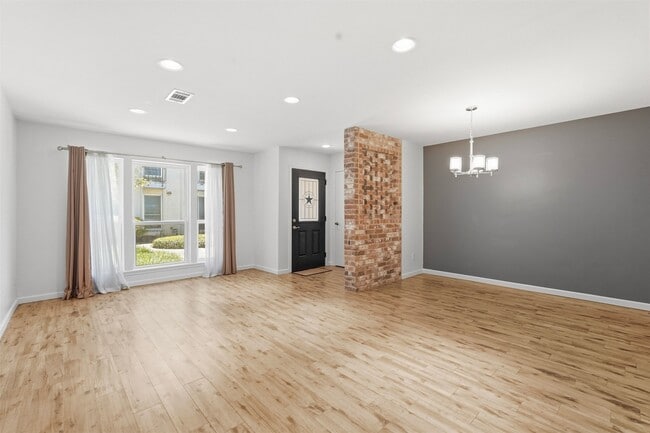 Photo - 450 N Post Oak Ln