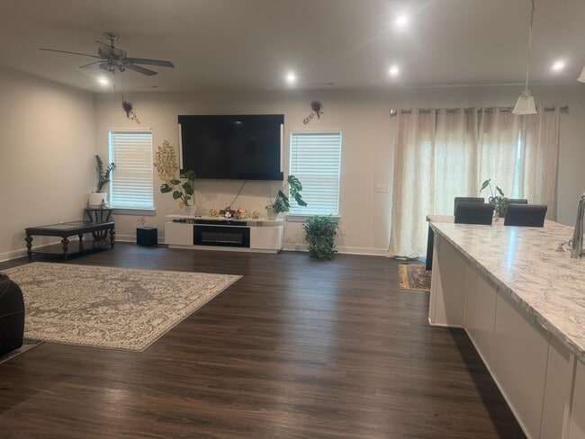 Photo - 300 Finnegan Ct