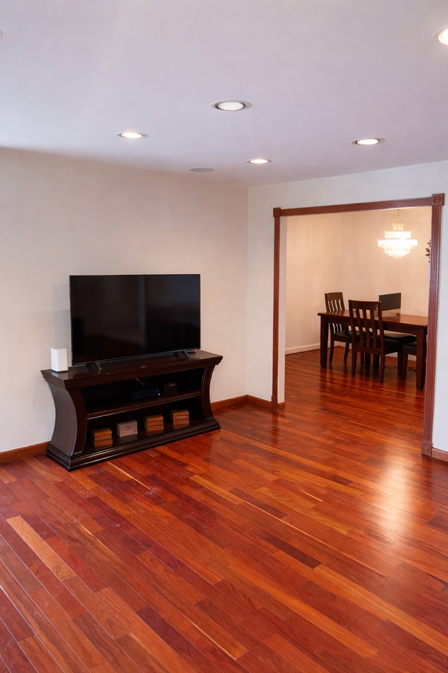 Livingroo, - 24 Mulberry St