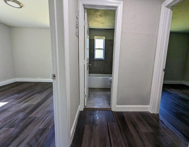 Photo - "Charming 2-Bed Upstairs Apartment in Moncrief Park – Cozy 700 Sq Ft with Modern Comfort!" Unit 4