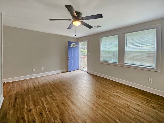 Photo - 382 Cologne Dr SE