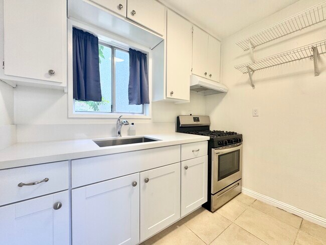Building Photo - 5419 Harold Way Unit 7 Rental
