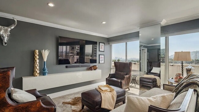 Photo - "Chic 1-Bedroom Retreat on Iconic Hollywood Blvd – The Perfect Urban Oasis!"