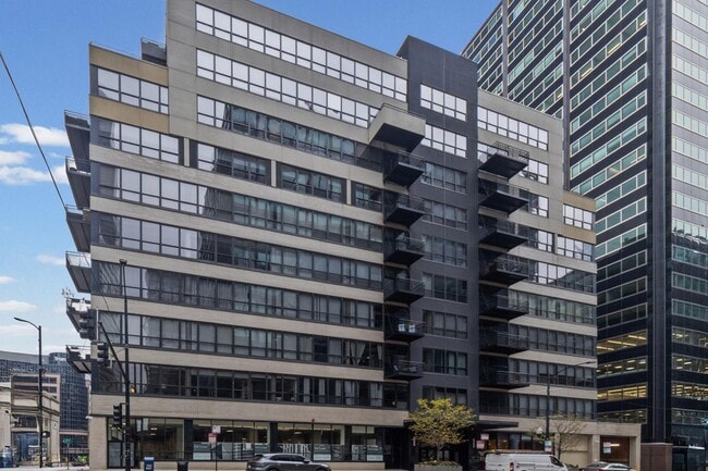 Building Photo - 130 S Canal St Unit 813