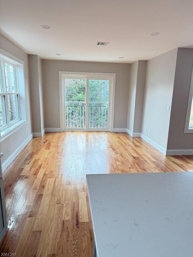 Photo - 595 N 11th St