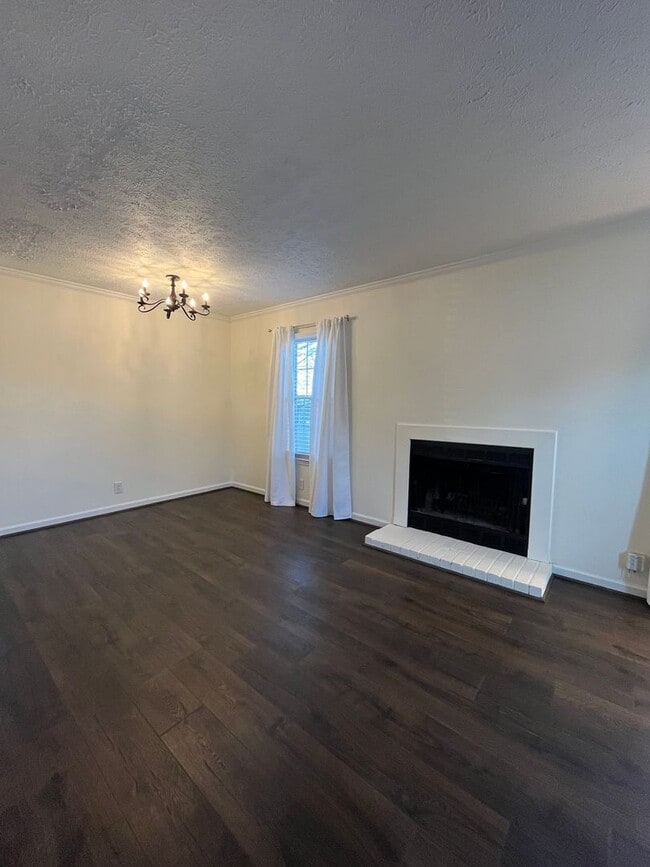 Building Photo - Recently Renovated Hendersonville Condo