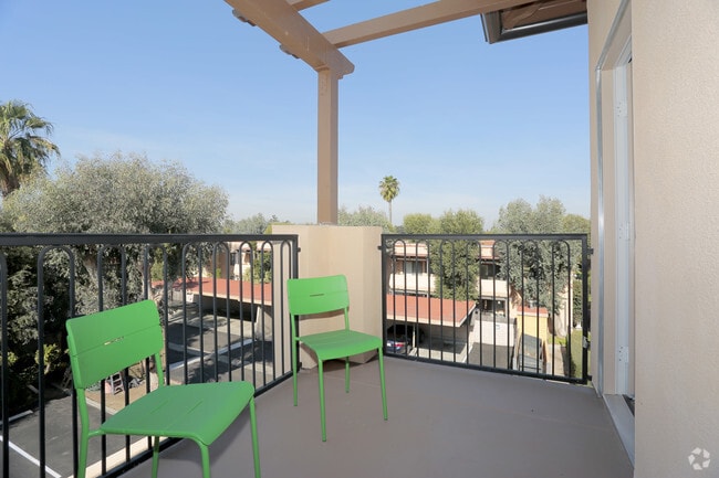 2BR, 2BA - 1031 SF