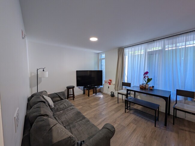 Photo - Modern 2 Bedroom Apartment off Beechwood Unité 002